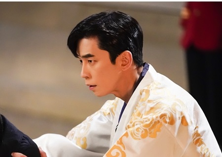 ‘황후의 품격’ 신성록-이엘리야, 잠옷차림에 포승줄까지...한밤중에 무슨 일? 