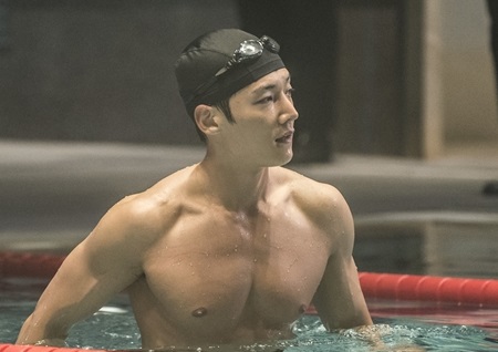 ‘황후의 품격’ 신성록-최진혁, 황제와 황실경호원의 막상막하 수영대결...'안구 고정' 