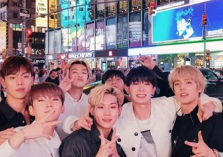 몬스타엑스, 美 뉴욕 타임스퀘어 전광판 등장! 깜짝 인증샷 눈길