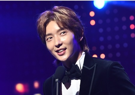 이준기, 싱가폴 Starhub Night of Stars 시상식 '베스트 아시아 스타상'...亞 인기몰이!