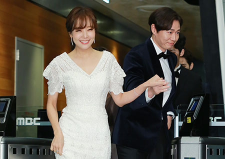 [포토] 소유진-연정훈, 오빠 에스코트 받으며 등장하는 치유