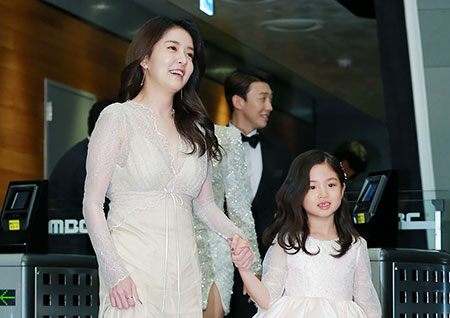 [포토] 정인선, 옥예린 손 잡고 환한 미소로 등장