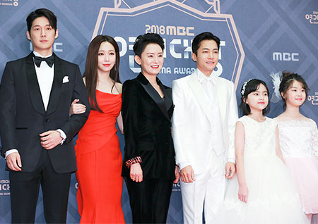 [포토] 환하게 빛나는 '숨바꼭질'의 주역들