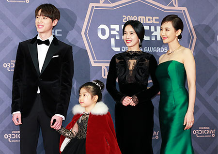 [포토] 귀여운 신비가 돋보이는 '이별이 떠났다'팀의 포토타임