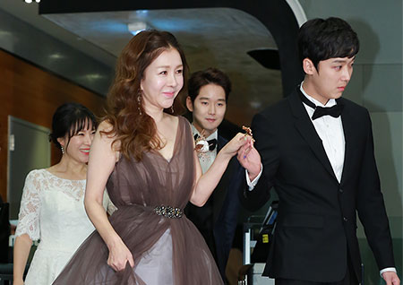 [포토] 박준금-윤종훈, 아들 에스코트 받으며 등장하는 중