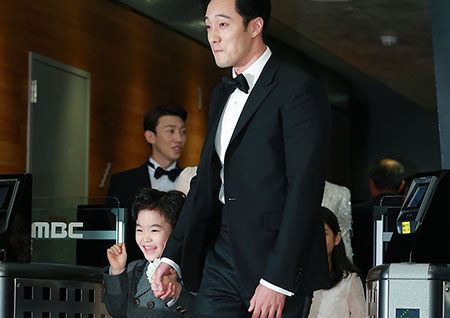 [포토] 소지섭, 총총총~ 애기 김건우 넘어질라 손 꼭 잡고 등장