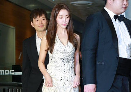 [포토] 정유미, 조심조심 드레스 자락 잡고 앞으로