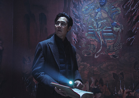 '사바하' 장재현 감독X이정재X박정민, '강렬한 존재감' 미스터리 스틸 공개