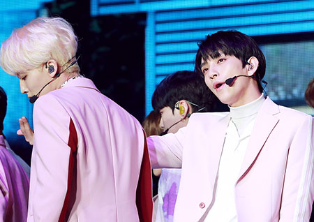 [포토] 세븐틴 조슈아, 무대 위 화사한 미소