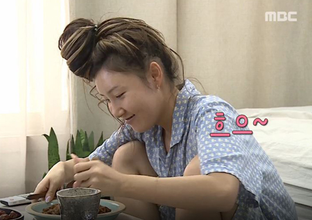 ‘나 혼자 산다’ 마마무 화사, 트러플 오일 첨가한 짜장 라면 먹방 ‘침샘 자극’