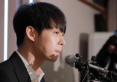 [포토] 덤덤한 표정으로 기자회견 하는 박유천