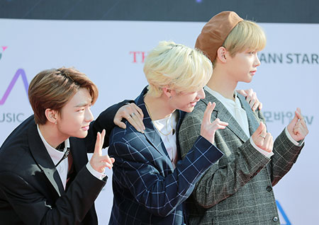 [포토] 스트레이키즈 현진-방찬-필릭스, 쪼르르 나란히 붙어서 귀여운 브이 