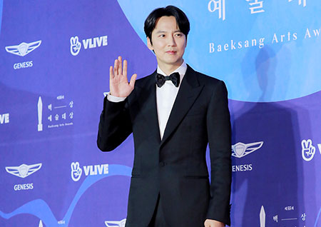 [포토] 김남길, 사제복아닌 슈트발 세우는 중