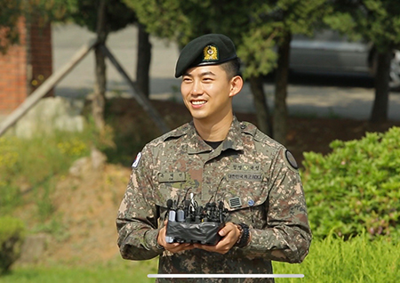 '섹션TV' 옥택연 제대-윤지성 입대, 아이돌 선후배 軍 바통터치 현장
