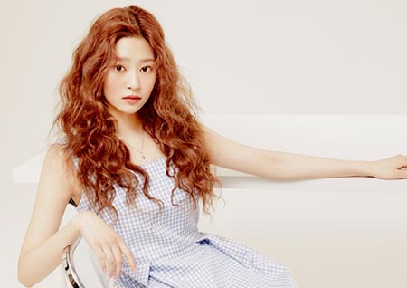 아이즈원 김민주, 데뷔 이후 첫 단독 화보 공개