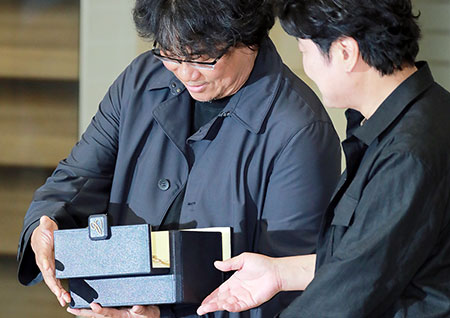 [포토] 봉준호, 주섬주섬 완전 소중한 트로피