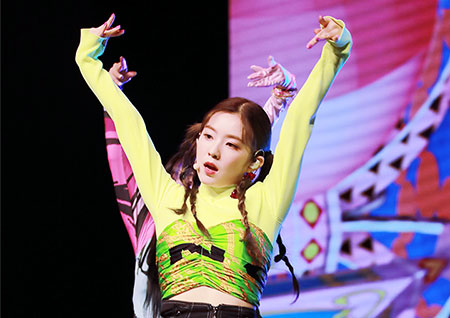[포토] 레드벨벳 아이린, 손 머리 위로 파워풀한 댄스