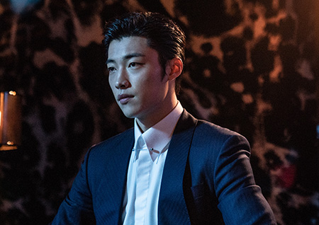 '사자' 우도환, 악을 퍼트리는 검은 주교로 강렬한 연기 변신!