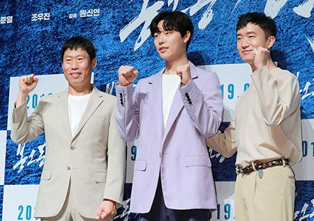 [포토] '봉오동 전투', 화이팅 외치는 유해진-류준열-조우진