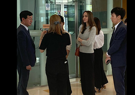 '섹션TV' 안젤리나 졸리, 아들 매덕스 위해 내한… 서울 곳곳에서 포착!