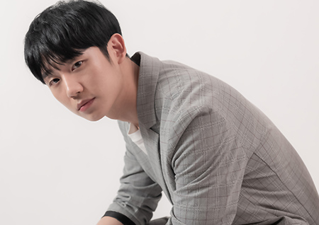 [人스타] 정해인 "만족하는 순간 망가지고 무너져, 그래서 '케미 장인' 인정할 수 없다" 