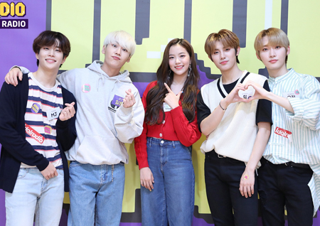 ‘아이돌 라디오’ 아스트로 MJ-공원소녀 레나-온리원오브 밀·유정, 폭소만발 트로트 무대 선사