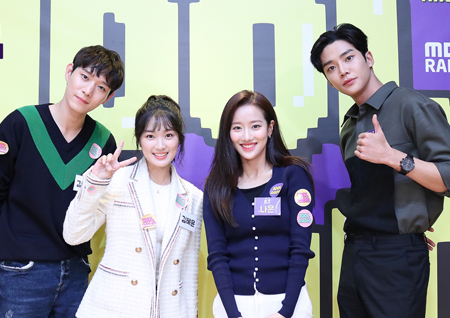 김혜윤-로운-나은-김영대, ‘아이돌 라디오’서 청취자와 함께 ‘어하루’ 첫 방송 시청