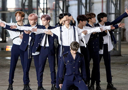 스트레이 키즈, 9人 9色 강렬 비주얼 과시! M/V 비하인드 컷 시선강탈