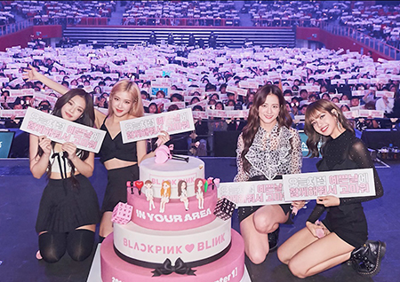 블랙핑크, 데뷔 3주년 현장 공개... 팬들 “오늘처럼 예쁜 날에 함께 해줘서 고마워”