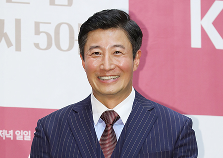 [포토] 이훈, 볼빨간 상남자