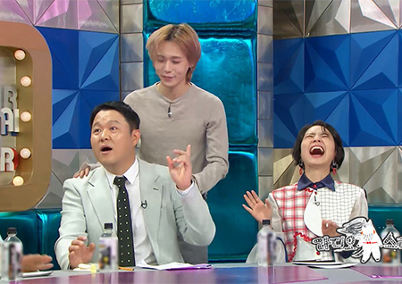 '라디오스타' 던, 김구라-장성규에 거침없이 뽀뽀!? '투머치' 사랑꾼!