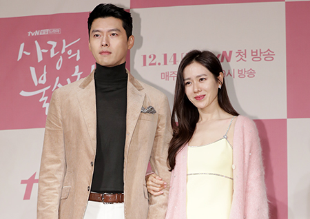 '사랑의 불시착' 현빈·손예진 "열애설? 웃어넘겼다"