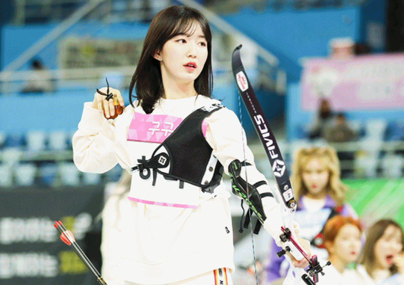 [독점] '2020 설특집 아육대' 구구단 하나, 심장 꼭 부여잡고 '제발 명중해라' (움짤 B하인드)