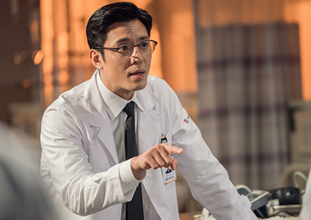 ‘낭만닥터 김사부 2’ 한석규 VS 김주헌, 응급실 안 ‘쌍방향 격돌’ 현장 포착 