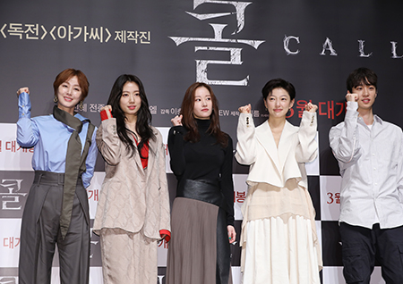 [포토] 이충현 감독과 출연진, 영화 콜 파이팅!