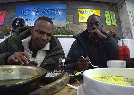 '어서와 한국은' 르완다 삼인방, 해산물 먹방 도전! 처음 보는 참돔 회 비주얼에 '당황'