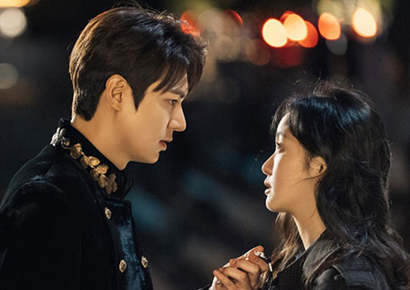 '더킹-영원의 군주' 이민호-김고은, 광화문 한복판 '기습 포옹' 첫 만남!