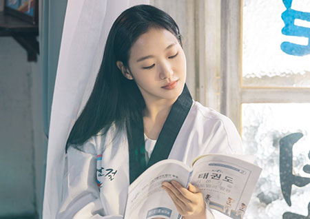 '더 킹' 김고은, '청순' 태권 소녀로 변신… 강력반 형사의 '반전 과거'