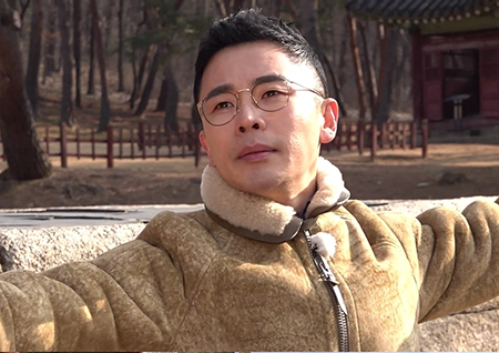 ‘선을 넘는 녀석들’ 설민석, 왕릉 앞 인간 나침반으로 변신? “이곳이 명당일세”