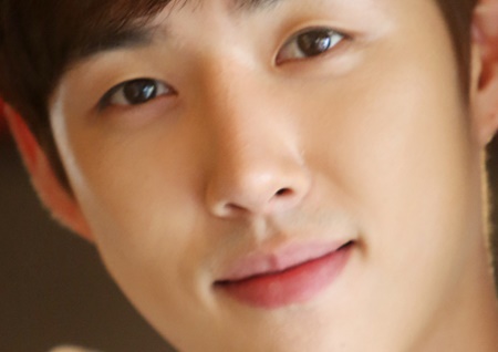 "백성현, 비연예인 여자 친구와 결혼…나이 세 살 연하" [전문]