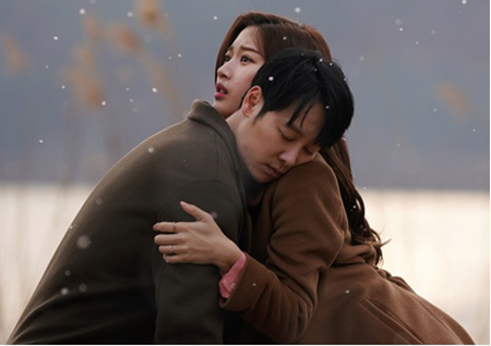 '그 남자의 기억법' 김동욱-문가영, 애틋한 포옹→쌍방 로맨스 시작?