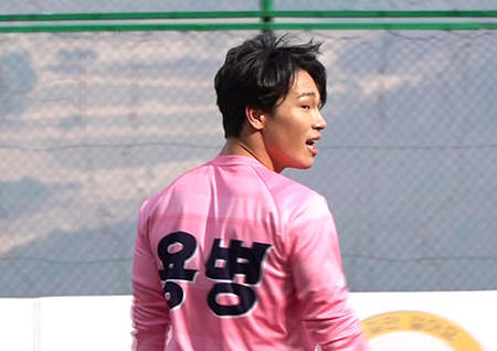 ‘뭉쳐야 찬다’ 역대급 괴물 용병 윤성빈, 그라운드 제패 예고... 안정환 ‘웃음꽃 만개’