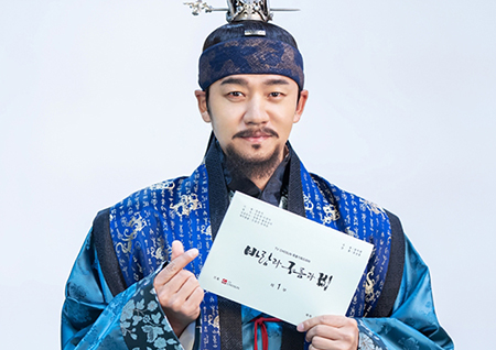 ‘바람과 구름과 비’ 김승수, 포스터 촬영 비하인드+대본 인증샷 공개... 반전 매력 뿜뿜