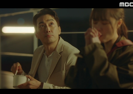 ‘저녁 같이 드실래요?’ “별로라더니” 서지혜 컵밥까지 먹어치운 송승헌!