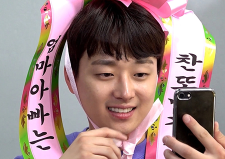 "찬또배기 엄마·아빠는 좋겠다~" 이찬원, 귀염뽀짝 인간 화환 변신! (전참시)