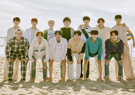 세븐틴, ‘헹가래’ 단체 오피셜 포토 최초 공개 ‘청춘美 물씬’