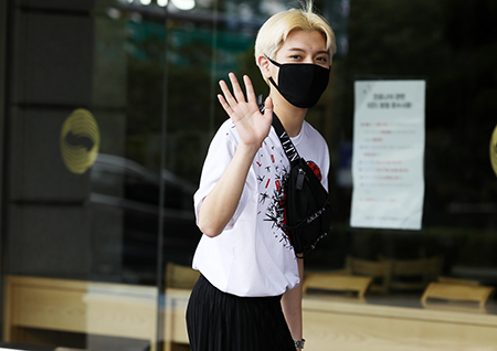 [포토] 뉴이스트 렌, 다정한 손인사