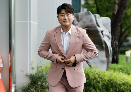 [포토] 김호중, 핑크 슈트 예쁘죠?