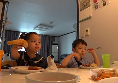 '어서와' 독일 아빠의 엄격한 식사예절에 딘딘, "독일 가서 밥 못 먹겠다"