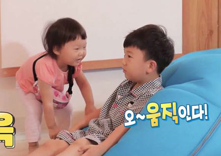 '슈퍼맨이 돌아왔다' 도경완 딸 하영, 24kg 연우 끌며 천하장사(?) 면모 과시!